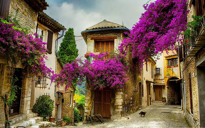 Маленький городок Кань-сюр-Мер в Провансе, Франция