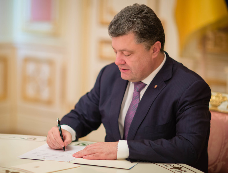 Порошенко подписал бессрочный мораторий на выплату долга перед Россией