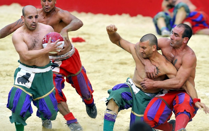 Флорентийский футбол (кальчо) - один из самых жестоких видов спорта