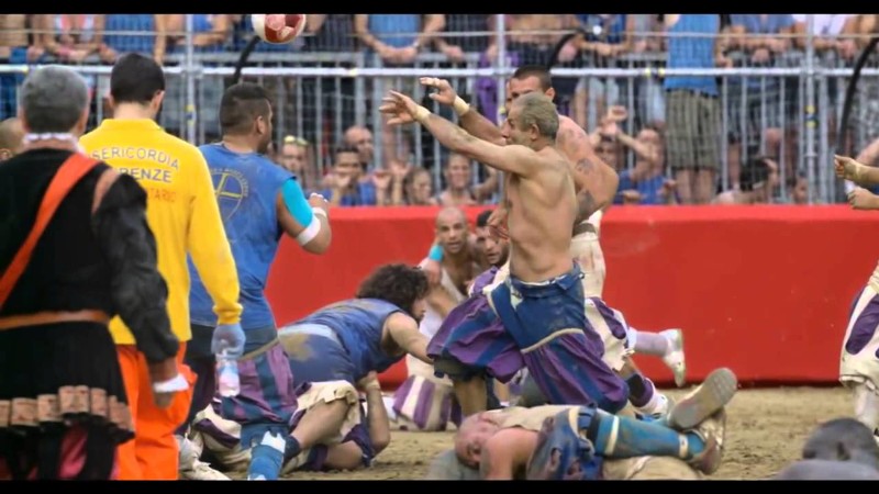 Флорентийский футбол (кальчо) - один из самых жестоких видов спорта