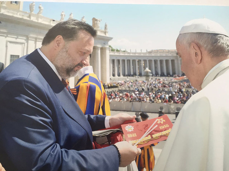 Депутат КПРФ подарил папе Римскому георгиевскую ленточку