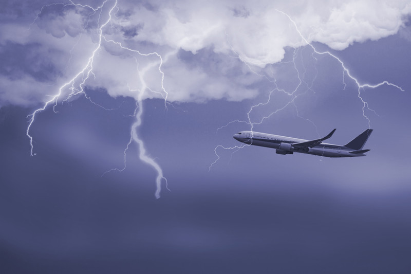 Что будет, если в самолет ударит молния?