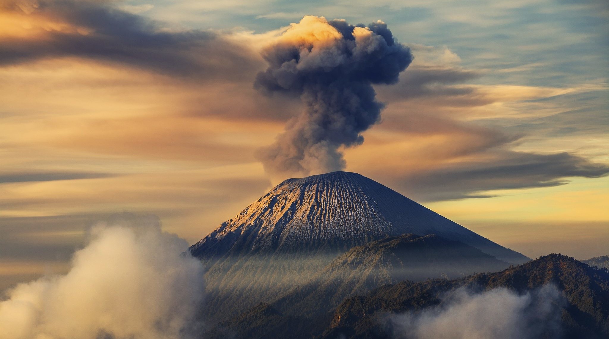 №4: Более 80% поверхности Земли имеет вулканическое происхождение