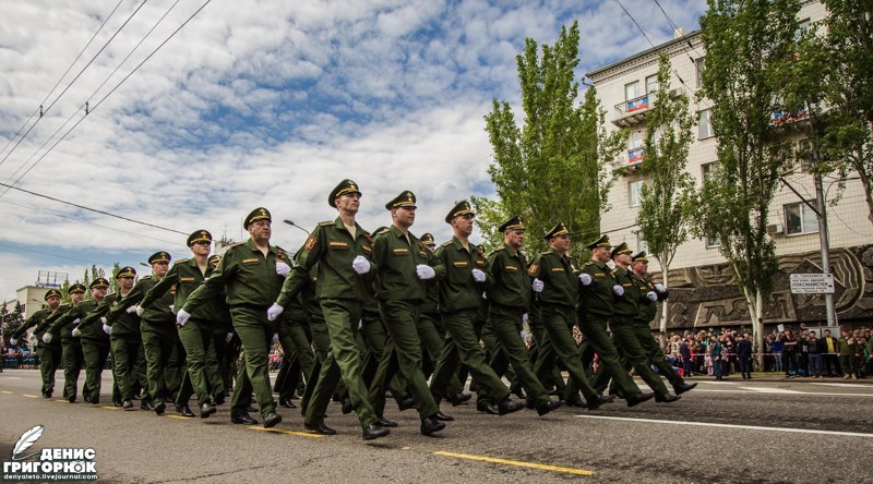 Фоторепортаж с Парада Победы и акции "Бессмертный полк" в Донецке