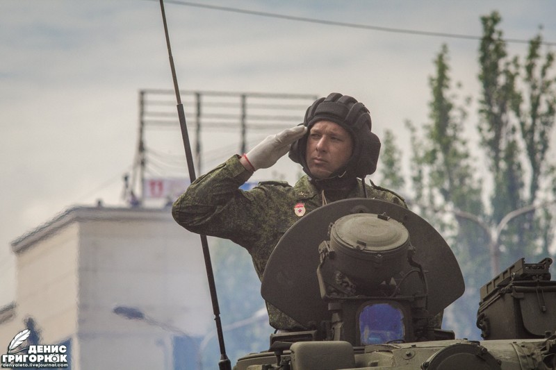 Фоторепортаж с Парада Победы и акции "Бессмертный полк" в Донецке