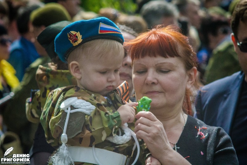 Фоторепортаж с Парада Победы и акции "Бессмертный полк" в Донецке