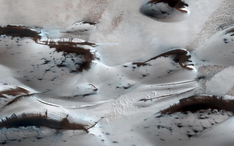 Часть западного края кратера Индевор на снимке, сделанном марсоходом «Оппортьюнити».   