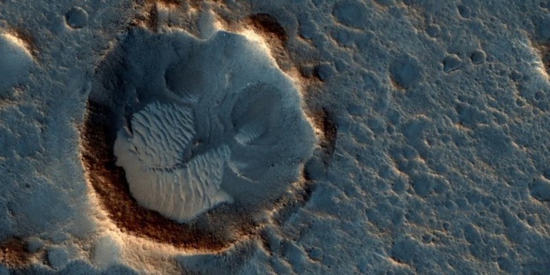 Стенка кратера Гейл. Сеть впадин, возможно, возникла в результате водной эрозии.  