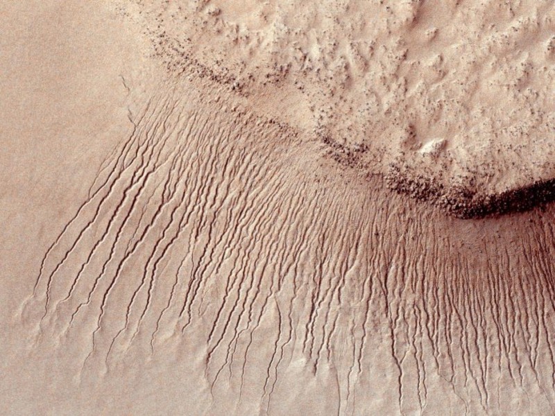 Поверхность Марса внутри кратера Гейл.   