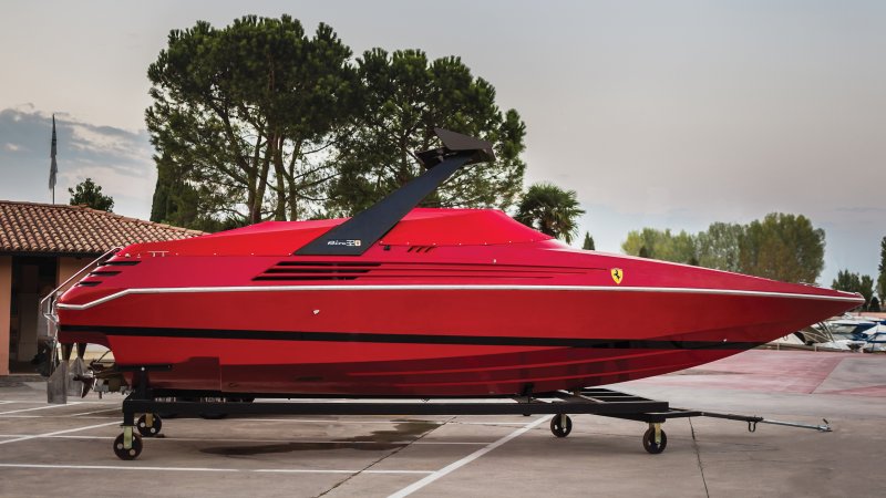 На аукционе продадут быстроходную лодку Riva 32 Ferrari