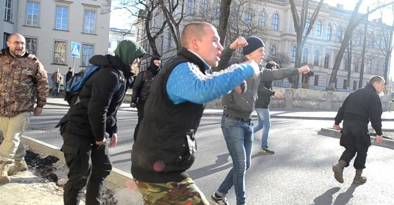 Во Львове на День Победы неизвестный «Беркут», жестко разогнал и избил неонацистов