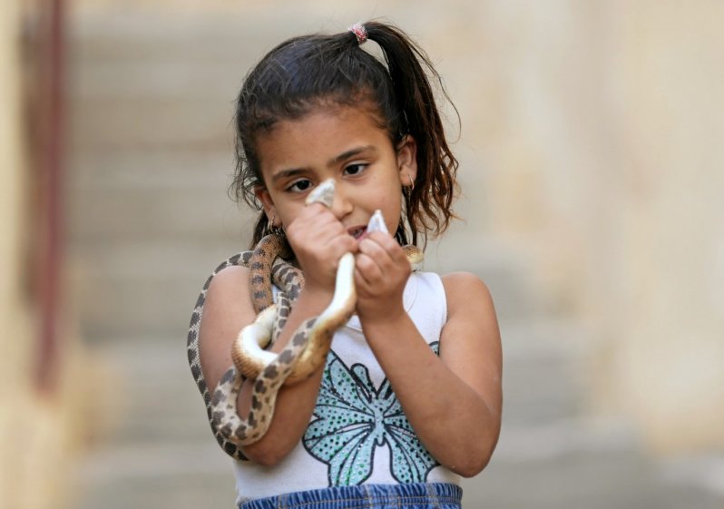 Девочка со змейками