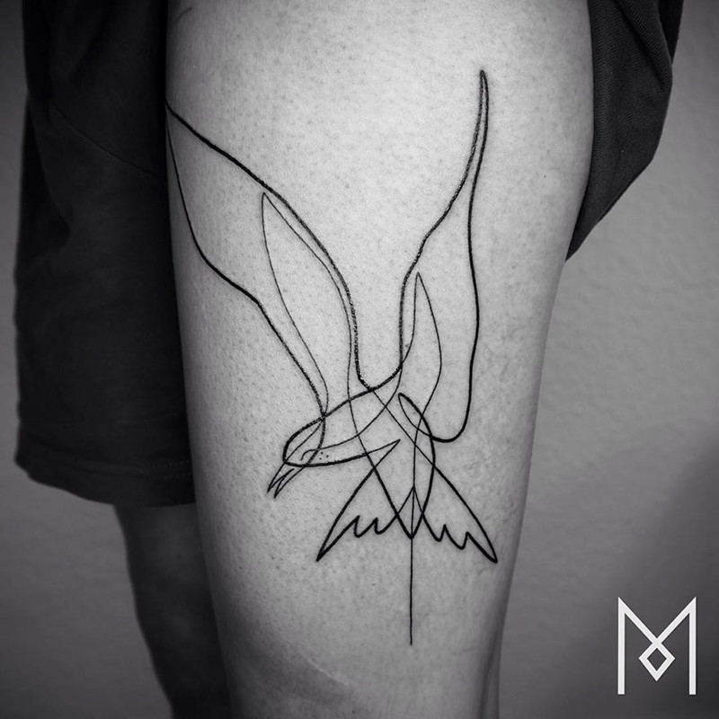 Минимализм всегда в моде: лаконичные татуировки "в одну линию"
