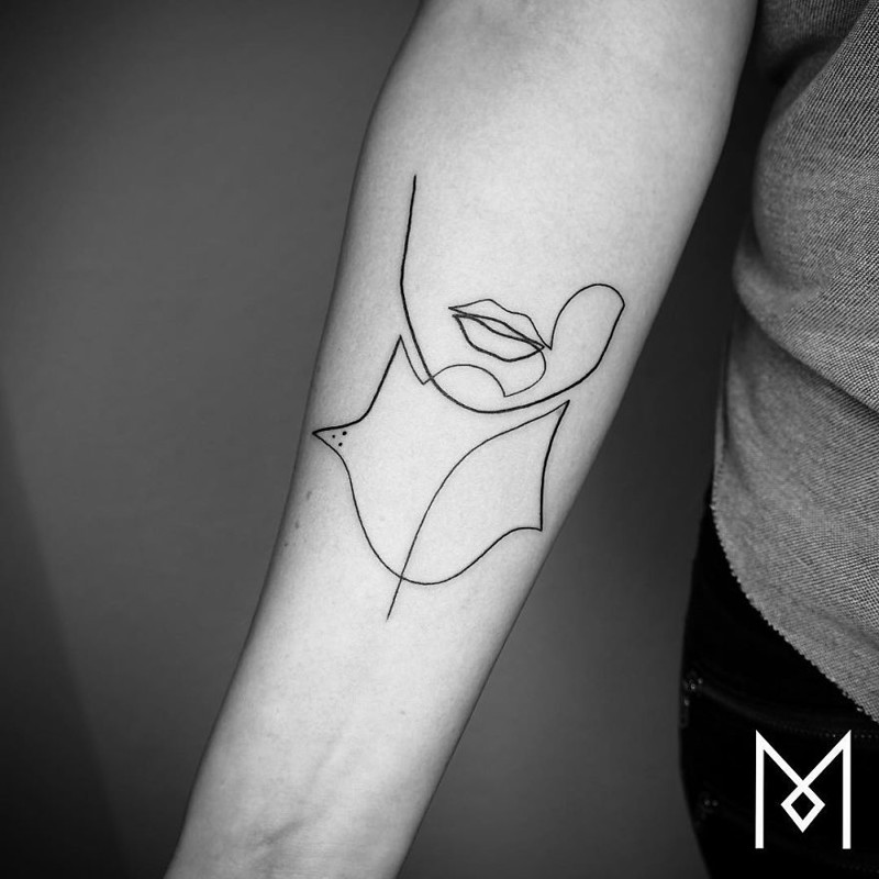 Минимализм всегда в моде: лаконичные татуировки "в одну линию"