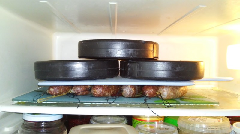 Сыровяленые колбаски в  домашних условиях