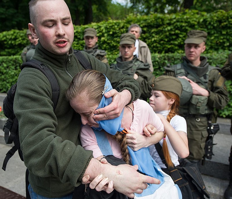 Неонацисты, напавшие на девочку из-за георгиевской ленточки в Киеве, опознаны