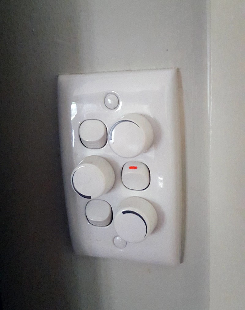 8. Когда свет во всем доме выключен, а кнопки переключателя выглядят именно так 