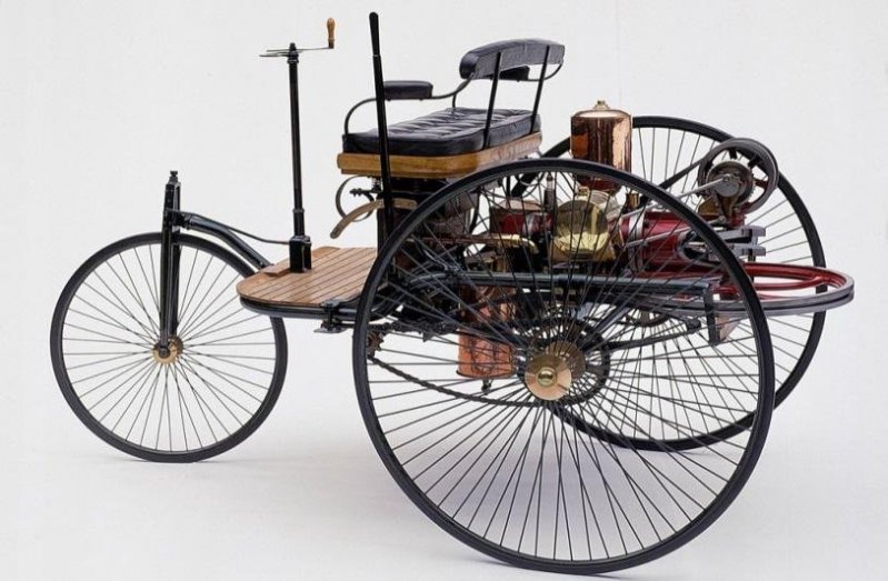 В 1885 г. Карл Бенц запатентовал изобретение – первую машину с бензиновым двигателем.