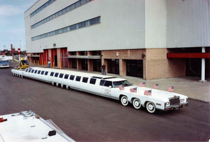 Самая длинная машина - это лимузин. Длина составляет 30 метров!