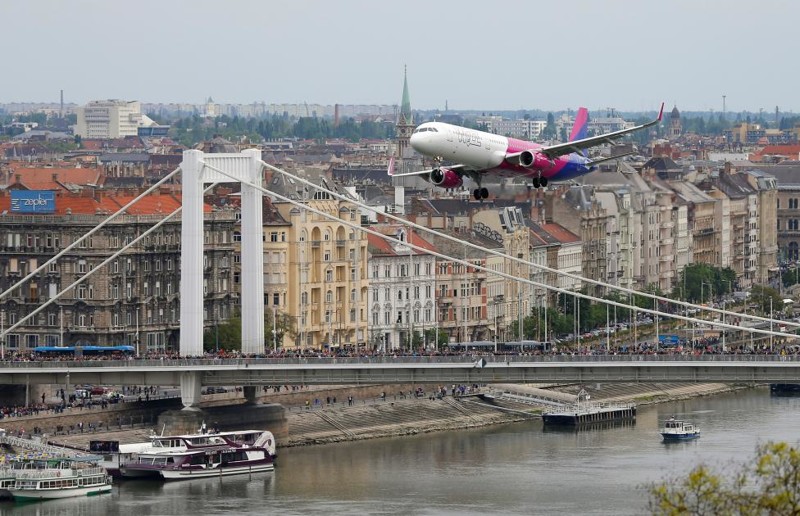 Самолет выполнил эффектные проходы над Дунаем в Будапеште