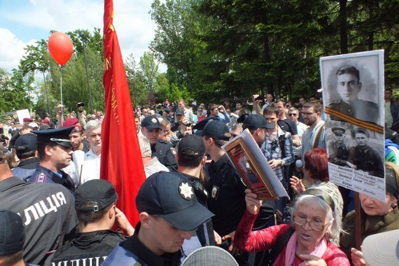 Видео день победы хроника. День Победы хроника. Цифра 9 мая день Победы с кинохроникой. С днём Победы хроникальные фотографии.