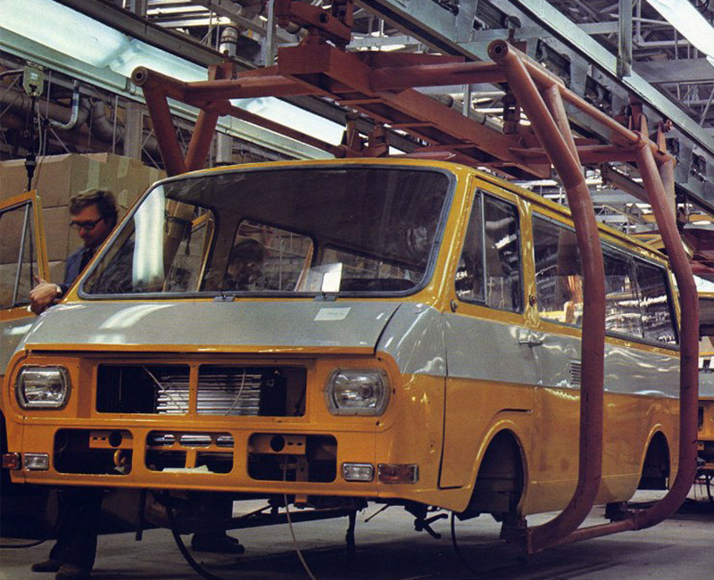 На конвейере Рижской автомобильной фабрики 