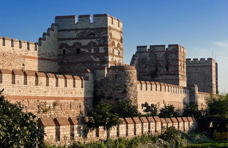 Константинополь был завоеван из-за незапертых ворот. 