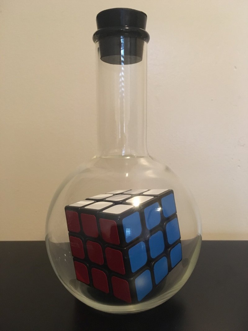 Кубик Рубика в колбе