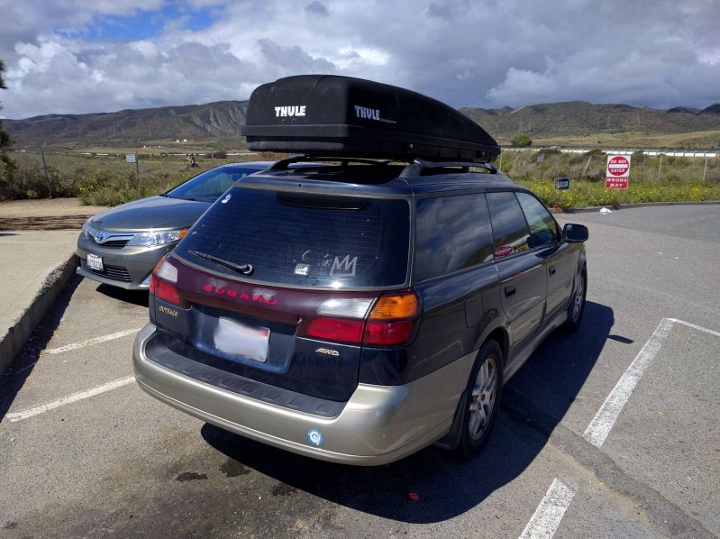 Я живу в своем Subaru Outback 2001 года выпуска уже около полутора лет - учусь в Сан-Диего. Вот несколько фоток того, как я обставил свою машину.