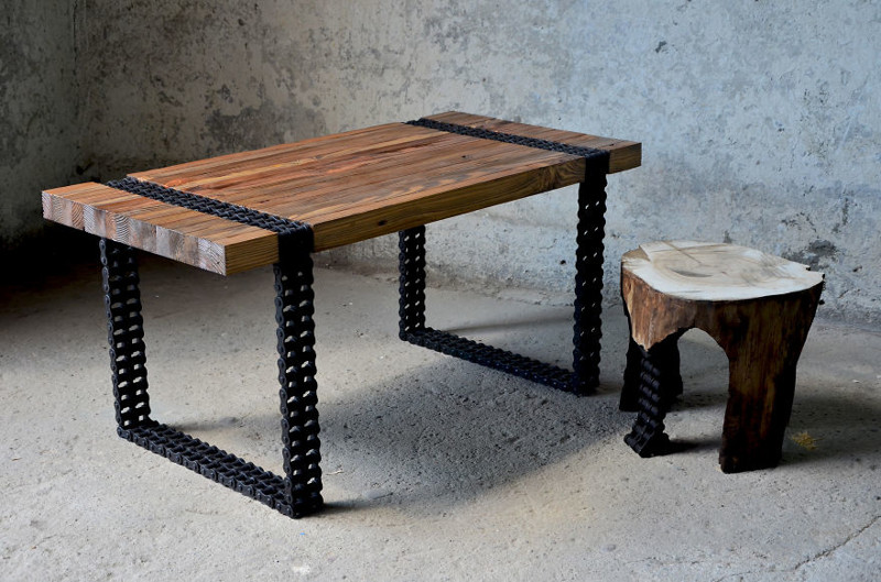 Этот кофейный столик сделан из старого дерева и ржавой цепи.
