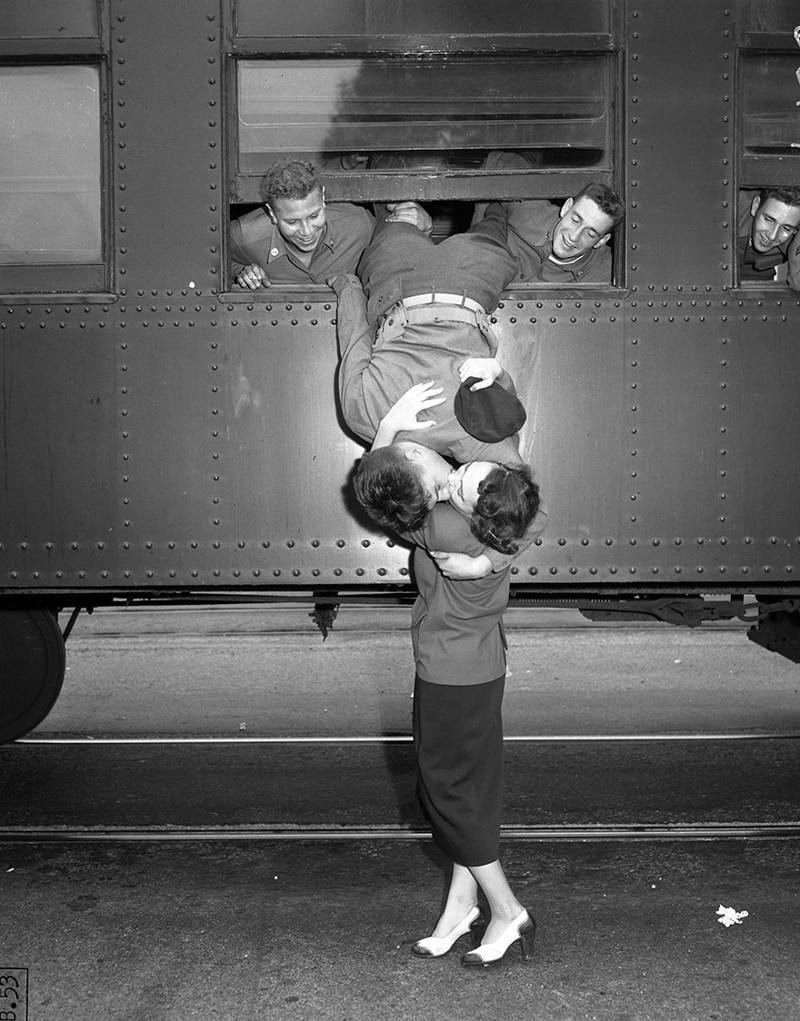 1. Прощальный поцелуй перед отправлением на Корейскую войну, 6 сентября 1950 года 