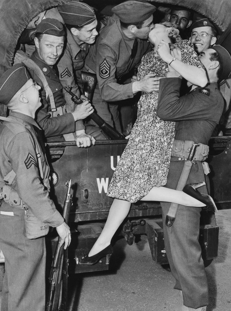 44. Актриса Марта О'Дрискол целует солдата на прощание в Лос-Анджелесе, 1941 год