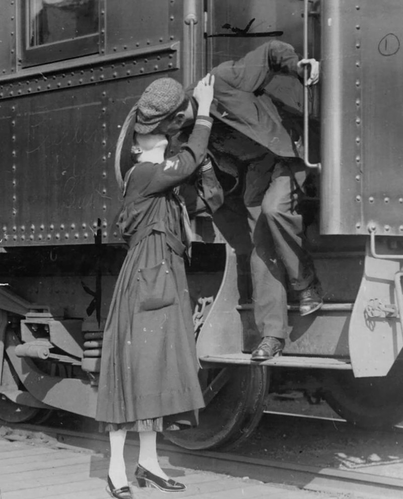 37. Солдат прощается с женой перед отправлением на Первую мировую войну, Сиэтл, 1917 год