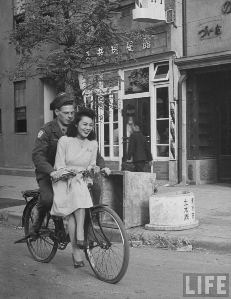 22. Американский солдат катается с японкой на велосипеде, Япония, 1946 год