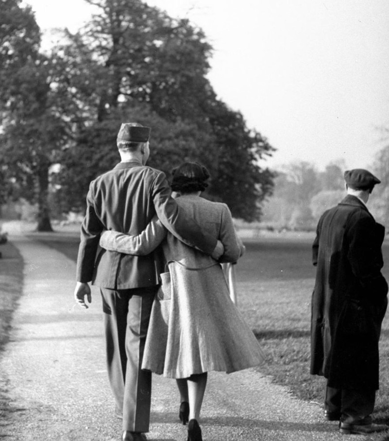 48. Влюбленная парочка в Гайд-Парке, 1945 год