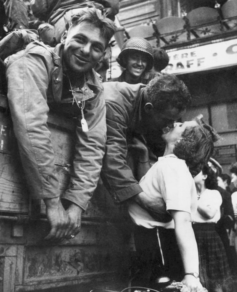 51. Американский солдат целует француженку во время освобождения Парижа, 1944 год