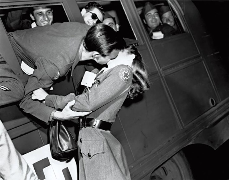 40. Солдат целует медсестру Красного Креста, 1945 год