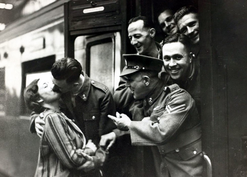 50. Прощальный поцелуй на станции Ватерлоо, Лондон, 1939 год