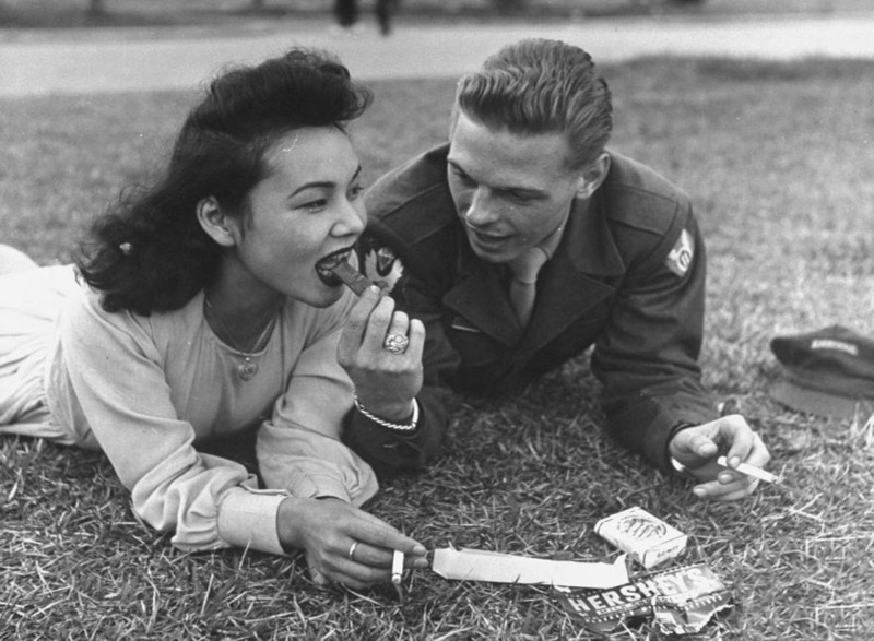23. Японка и американец делятся друг с другом шоколадом и сигаретами, 1946 год