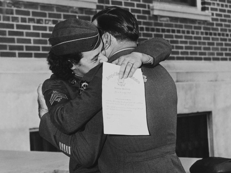 41. Женщина обнимает супруга после демобилизации, 1 января 1945 год