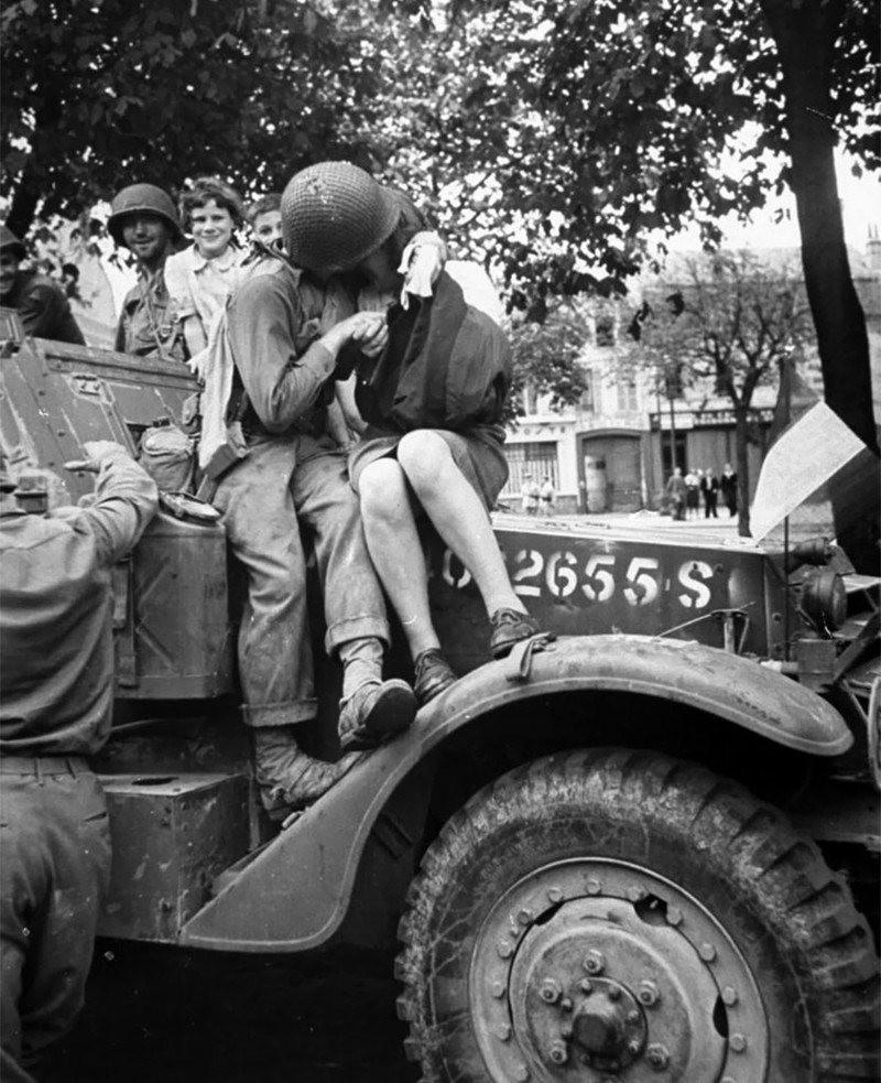 36. Поцелуй американского солдата и француженки, вызвавший бурю обсуждений после публикации в журнале LIFE, 1944 год 