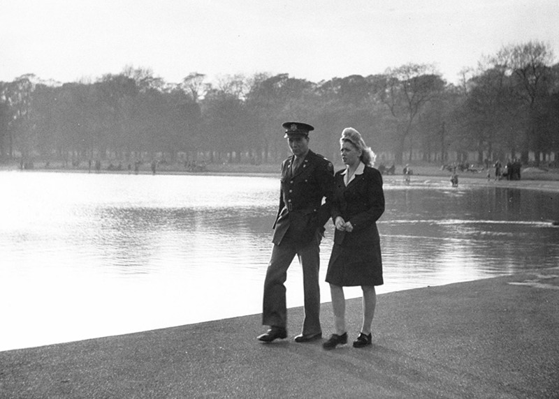 57. Американский солдат с возлюбленной в Гайд-Парке, 1945 год