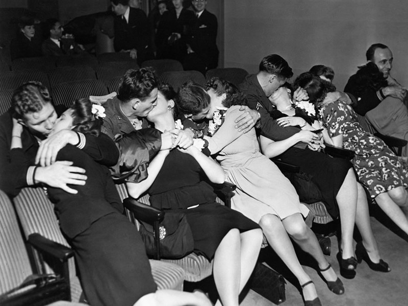 49. Мужья целуют жен после возвращения с войны, 1940-е