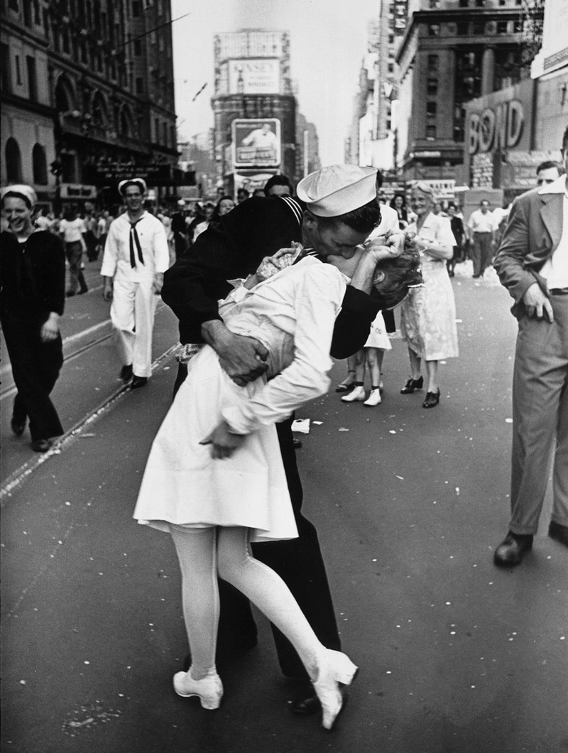3. Поцелуй моряка и медсестры на Таймс-сквер, конец Второй мировой войны, 1945 год
