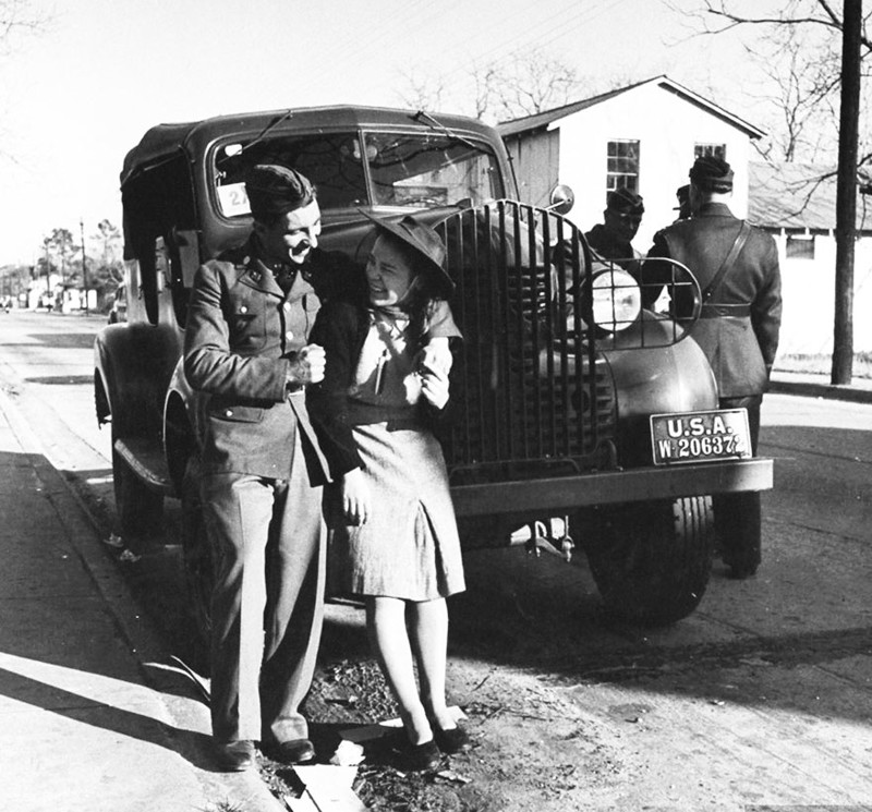 55. Солдат с подружкой, штат Техас, США, 1941 год