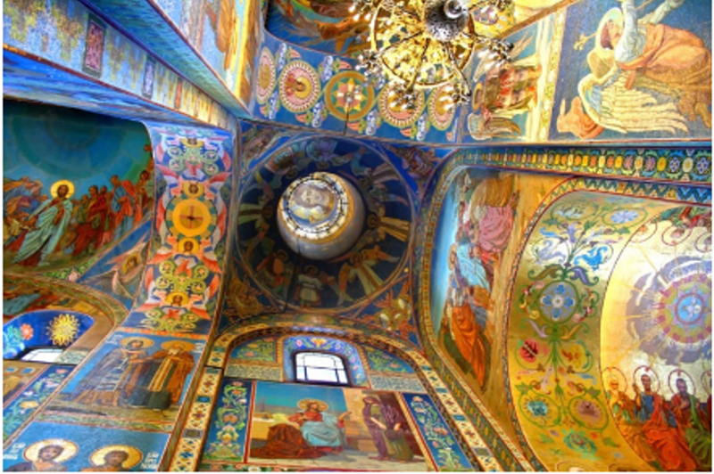 Внутри храм представляет собой настоящий музей мозаики и настенной росписи.