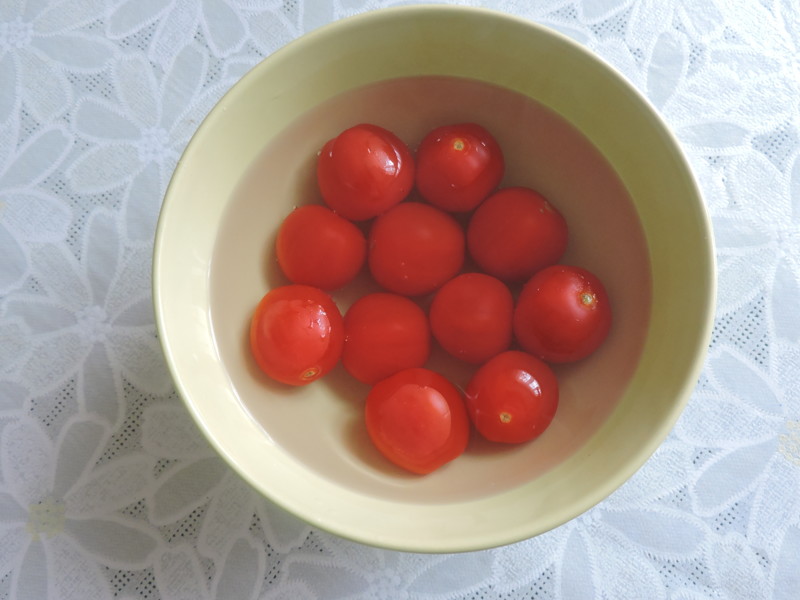 В это время залить помидоры кипятком, чтобы удобнее снять шкурку с них