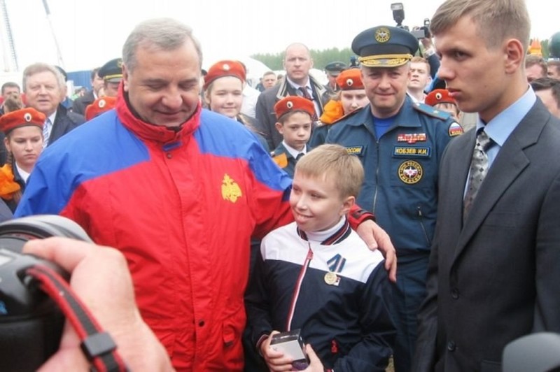 Министр МЧС наградил ярославского школьника за спасение семьи