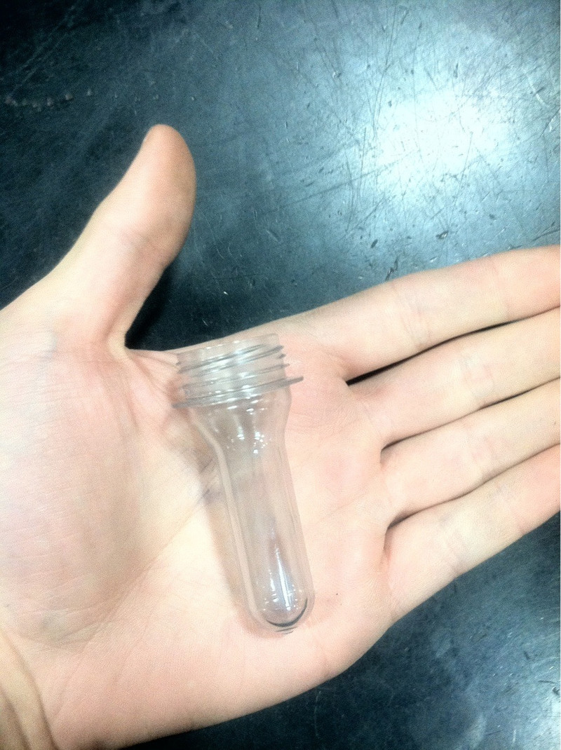 3. Так выглядит пластиковая бутылка до того, как ее наполняют сжатым воздухом: