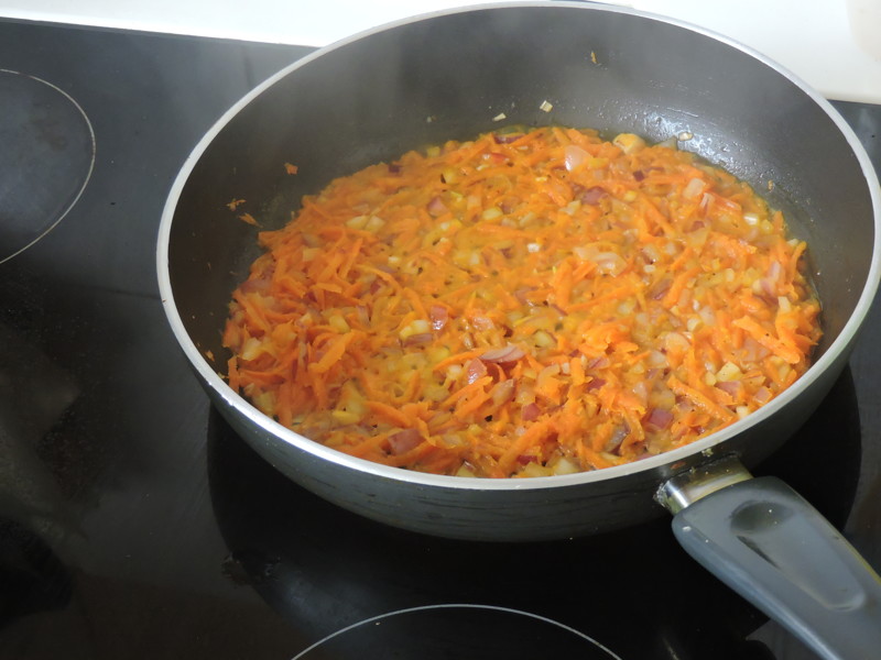 Обжарить лук с морковкой